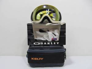 lot 109 image: Nice Pair of OAKLEY SnowboardSki Goggles wKelty Travel Case