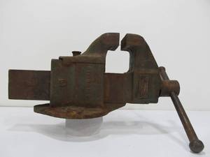 lot 210 image: Large Heavy Duty Vintage COMUMBIAN Bench Vise