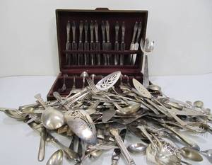 lot 255 image: HUGE Lot of Vintage & Antique Silverplated Flatware