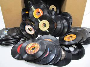 lot 22 image: LARGE Lot of Vintage Vinyl 45 Records