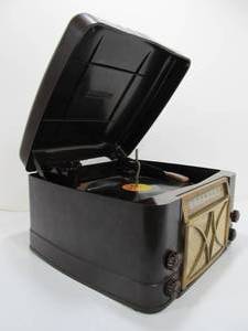 lot 23 image: Vintage ADMIRAL Model 7RT41-N Bakelite Phonograph & Radio