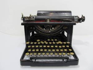 lot 24 image: Large Vintage SMITH & CORONA Typewriter