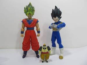 lot 32 image: Large Banpresto 2008 DRAGON BALL Z Action Figures