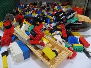lot 35 image: Large Bin of Assorted LEGOs 