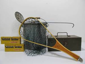 lot 145 image: Nice Lot of Vintage Fishing Items