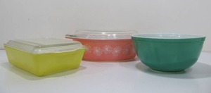 lot 134 image: 3 Pieces of Vintage Pyrex