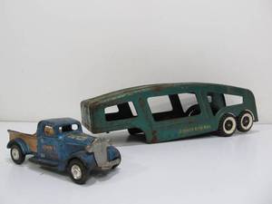 lot 165 image: Old Vintage Cast Iron Johns Service Station Ford Pickup & Metal Structo Car Hauler
