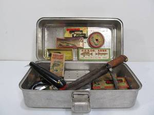 lot 189 image: Great Lot of Old Vintage Fishing Lures Tackle & Accessories