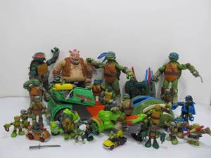 lot 278 image: Large Lot of Assorted NINJA TURTLES Toys & Action Figures