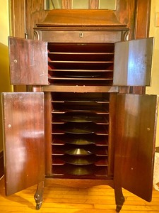 lot 292 image: Working Antique VICTROLA Model VV-XI wRecords