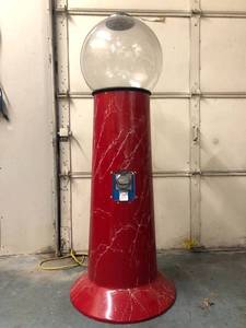 lot 317 image: Very Cool LARGE Vintage BEAVER Fiberglass Gumball Machine - Red