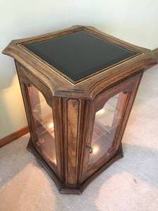 lot 1 image: Lighted Display Accent Table With Glass Shelf
