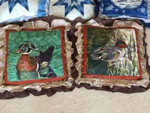 lot 14 image: Throw Pillow Lot