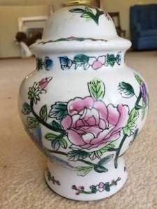 lot 30 image: Ceramic Floral Table Lamp