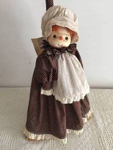 lot 73 image: Decorative Maries Broom-closet Broom