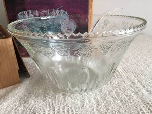 lot 79 image: Punch Bowl Set