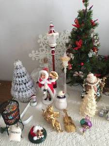 lot 102 image: Christmas Deco Lot