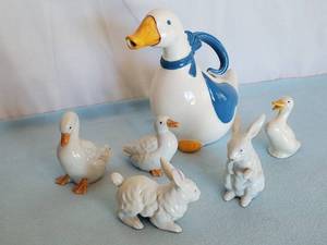lot 139 image: (6) Figurines Home Decor Lot