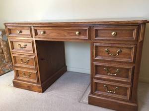 lot 172 image: Oak Seven Drawer Desk With Locking File