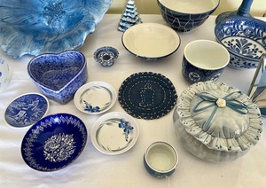 lot 220 image: Hues of Blues- Beautiful Vintage Glassware