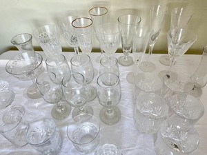 lot 221 image: Lot of 30 Glassware Items