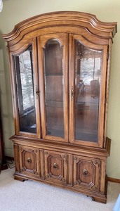lot 228 image: Beautiful Display Cabinet by Thomasville