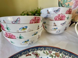 lot 239 image: Floral Decor Lot