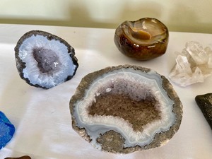 lot 235 image: Stunning Geodes and Variety of Rocks