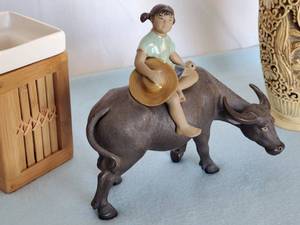 lot 142 image: (3) pc Asian Theme Home Decor Lot