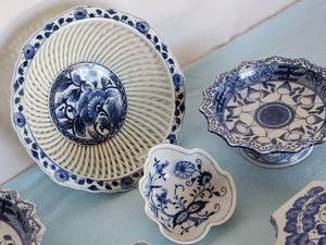 lot 144 image: (6) pc Blue & White Decorative Glassware Lot
