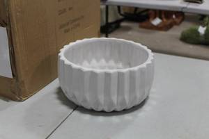 Lot of (12) Unlimited Containers, Inc. Low Round Table Vase White 9Dx4-12H CDG97W
