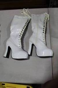 ellie Womens 5 Heel Knee Boot with Zipper Easy 7 White (in box)