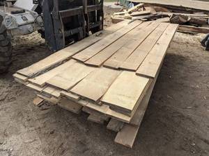 lot 20 image: Maple Kiln Dried Boards - Approximately 150 bdft (1 Thick)