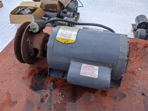 lot 29 image: USED Baldor 1.5 HP Electric Motor (1 Phase) (Clutch Pulley)