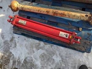lot 147 image: 4 x 24 Grizzly Hydraulic Cylinder 2500 PSI Max