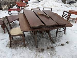 lot 192 image: Antique Table w 4 Chairs