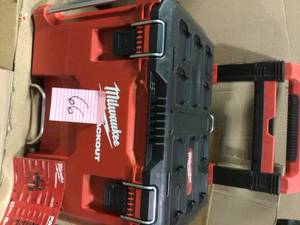lot 66 image: Milwaukee 48-22-8426 - PACKOUT Rolling Plastic Tool Box (22W x 26D x 19H) in good condition 