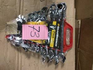 lot 73 image: 12-Point SAE Flex-Head Ratcheting Combination Wrench Set (13-Piece) by GEARWRENCH Open Box Customer Returns See pictures.