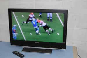 lot 31 image: Sony KDL-32M3000 32 Bravia HD LCD HDTV Television  Display - with Table Stand HDMI & Remote Control