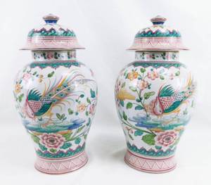 lot 9 image: Set of 2 Vintage&nbspHand Painted Decorative Urns Made in Portugal