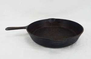 lot 56 image: Vintage Griswold No.9 Cast Iron Skillet