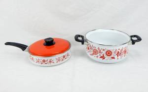 lot 58 image: Vintage Stackable Enamel Frying Pan and Kettle with Lid Set