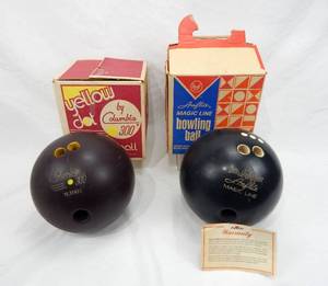 lot 84 image: Set of 2 Vintage  AMF and Columbia Yellow Dot Bowling Balls 
