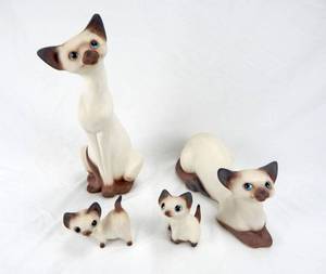 lot 95 image: Set of 4 Vintage 1958 Freeman McFarlin Siamese Cats