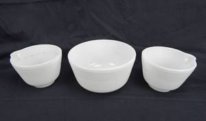 lot 106 image: Set of 3 Pyrex Hamilton Beach Mixing Bowls