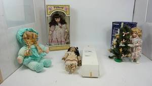 lot 113 image: Collectible Dolls