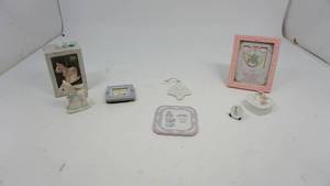lot 118 image: Collectible Precious Moments Figurines