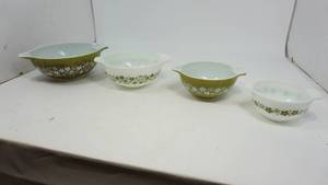 lot 126 image: Vintage Pyrex Spring Blossom Crazy Daisy 4 Pc Cinderella Nesting Mixing Bowl Set