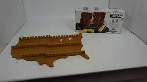lot 190 image: New Kitchen Collection Chicken Cooker  Vintage Collector Spoon Souvenir Wood Display Holder of USA