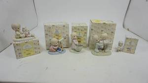 lot 209 image: Collectible Precious Moments Figurines